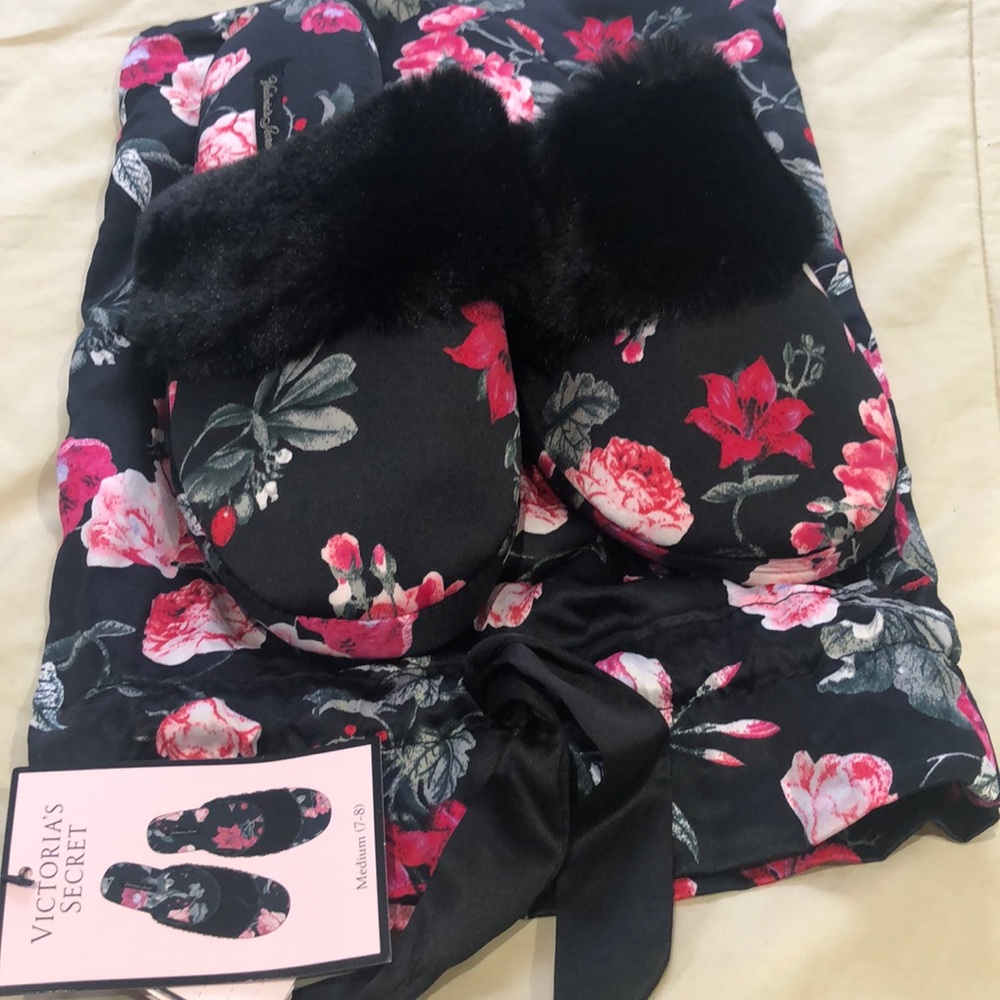 Victoria’s secret slippers size M